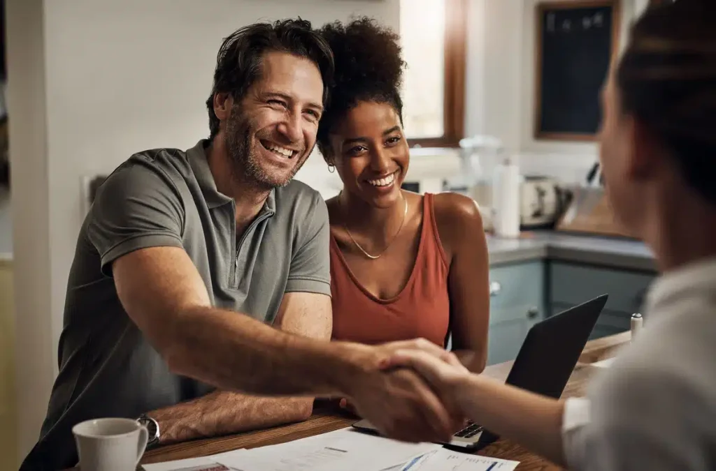 couple deciding to work with insurance company 